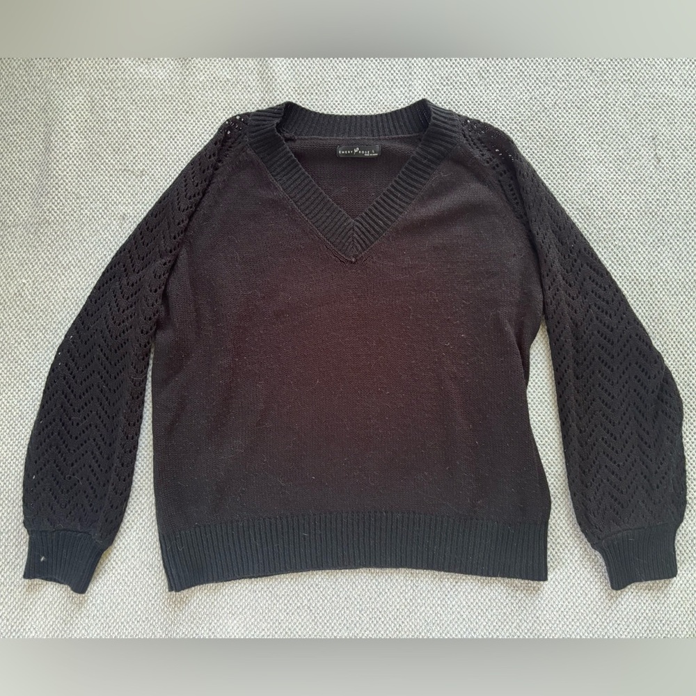 EMERY ROSE Women’s Black V-Neck Sweater
